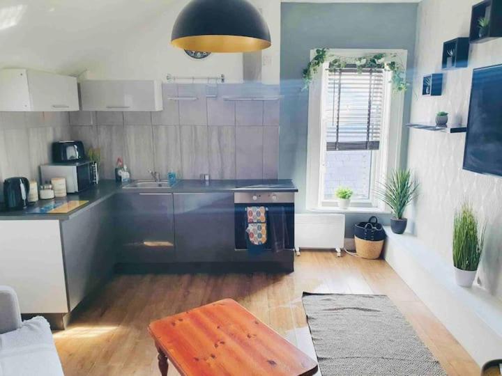 Cosy Top Floor Flat! Self Check-in & Free Parking Appartamento
